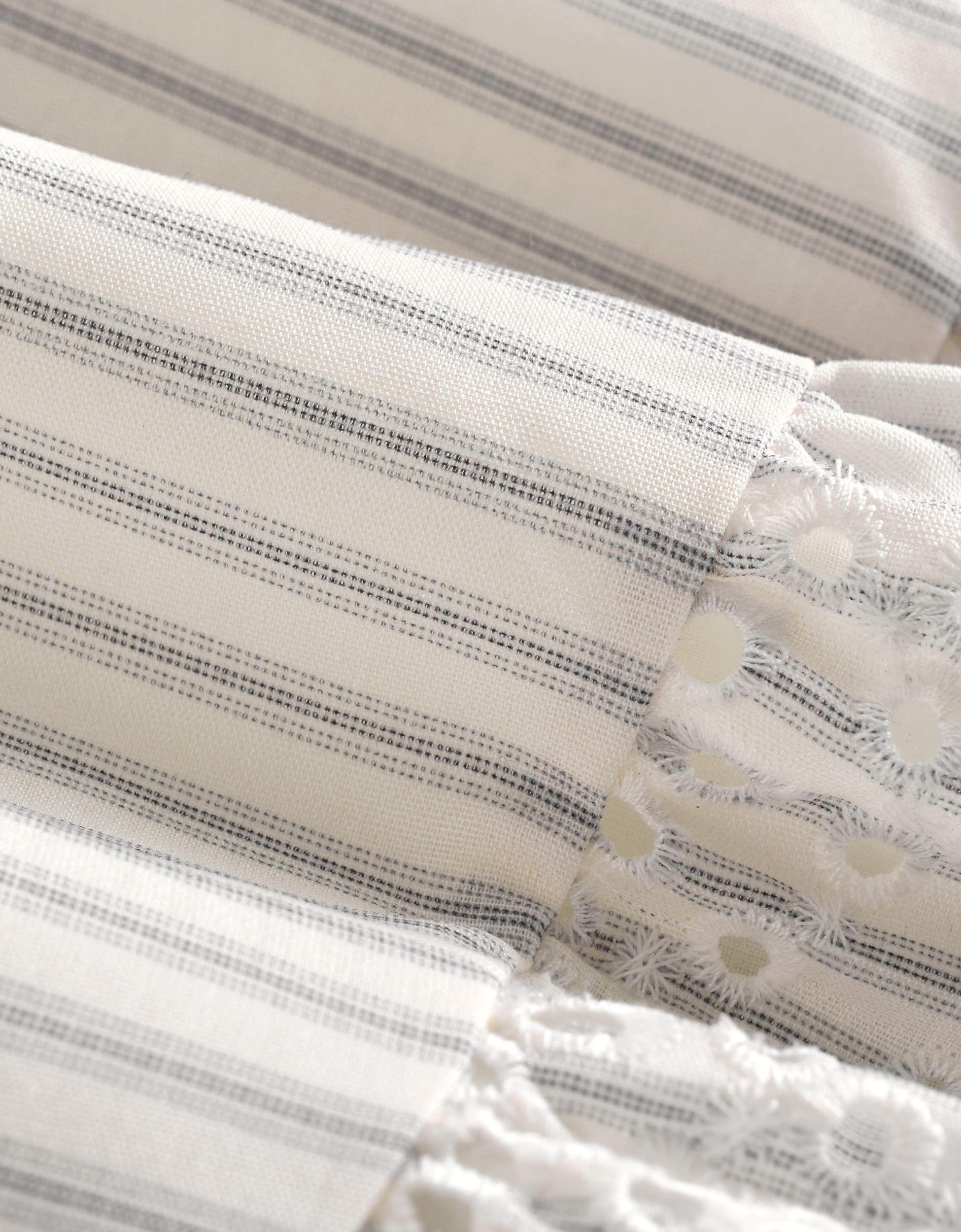 white & grey(a30677)